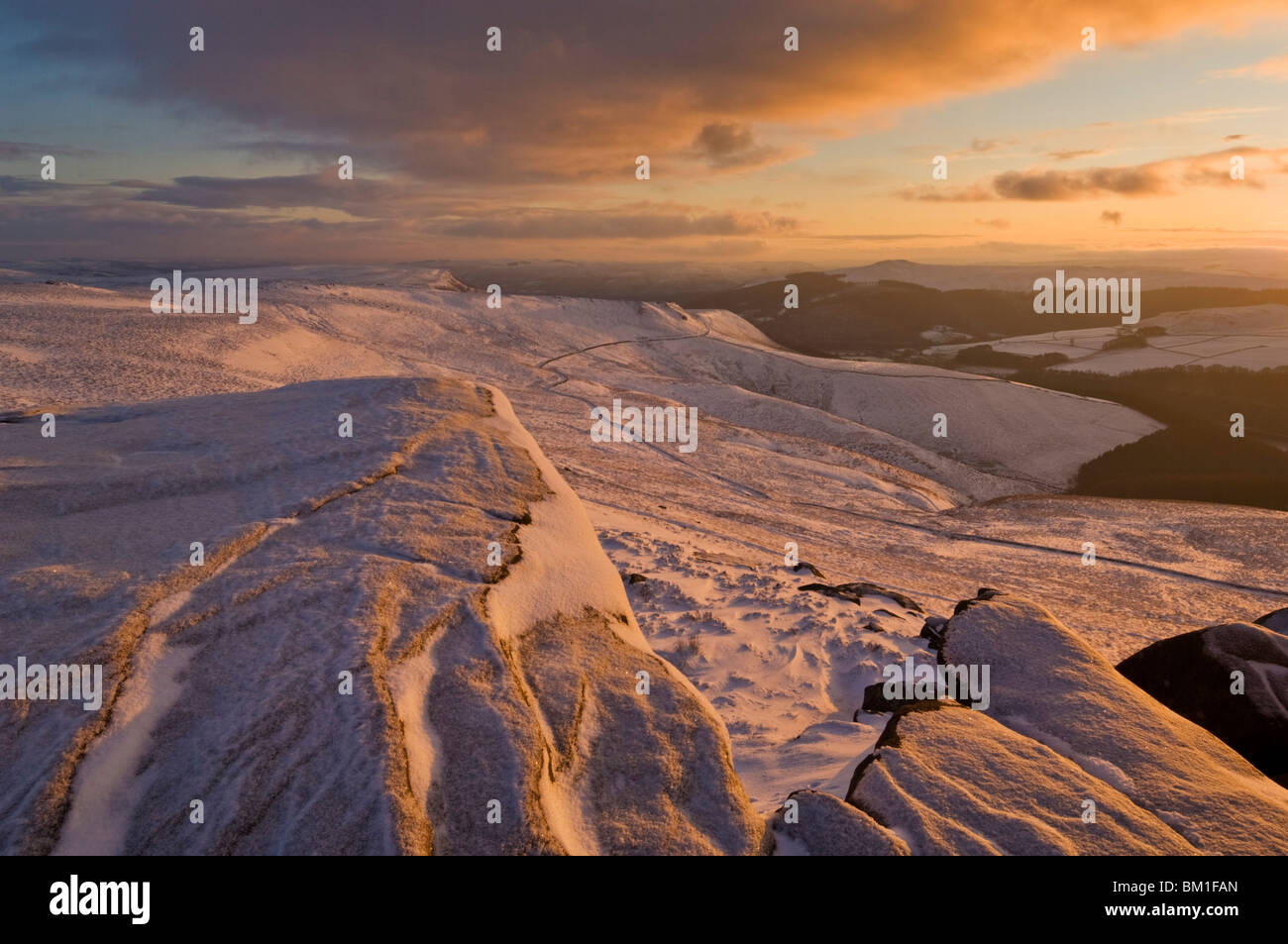 Raureif auf den Felsen bei Sonnenuntergang am weißen Tor, Derwent Rand, Derwent Moor, Peak District National Park, Derbyshire, England, UK Stockfoto