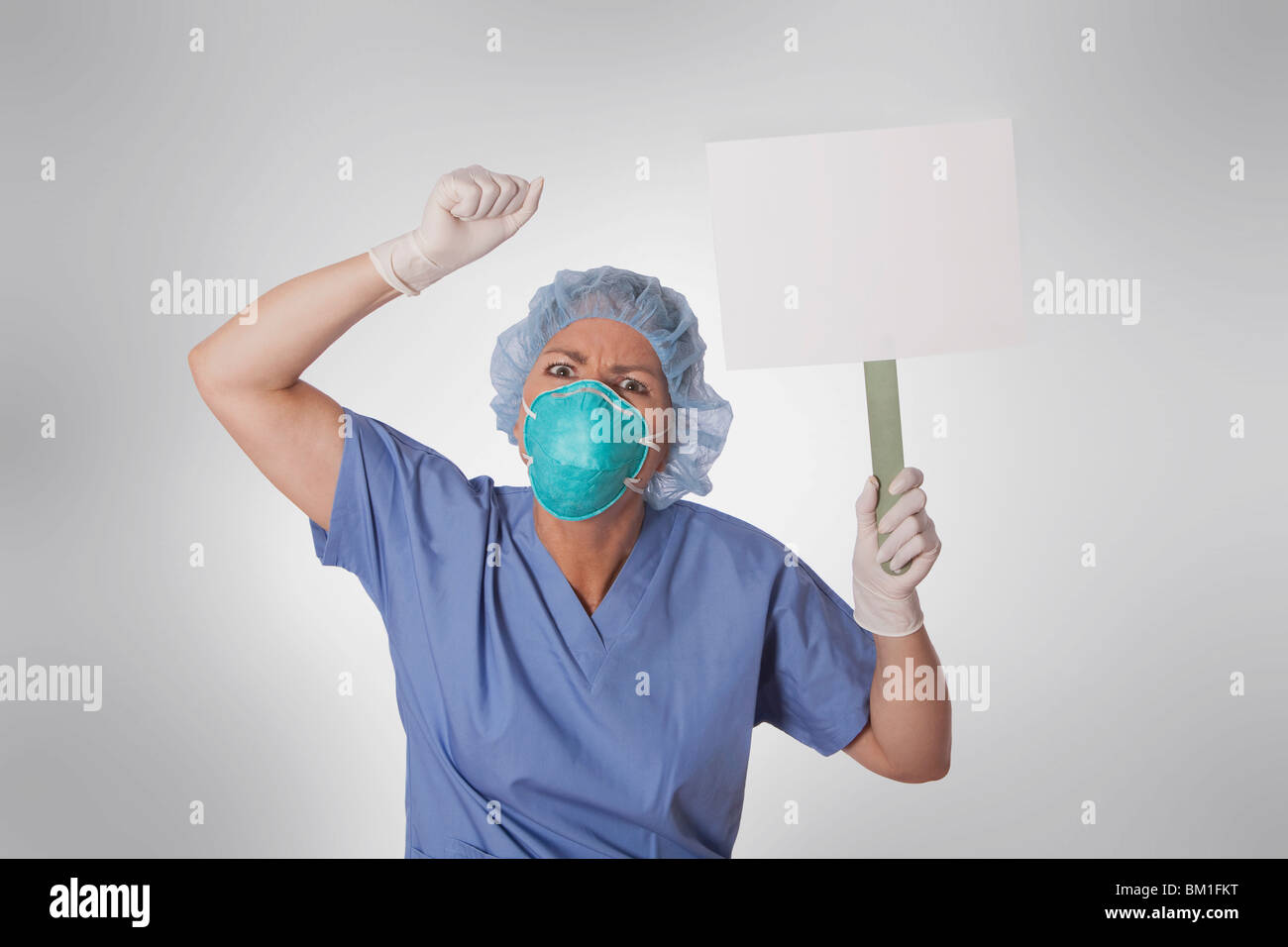 Ärztin, hält ein leeres Plakat Stockfoto