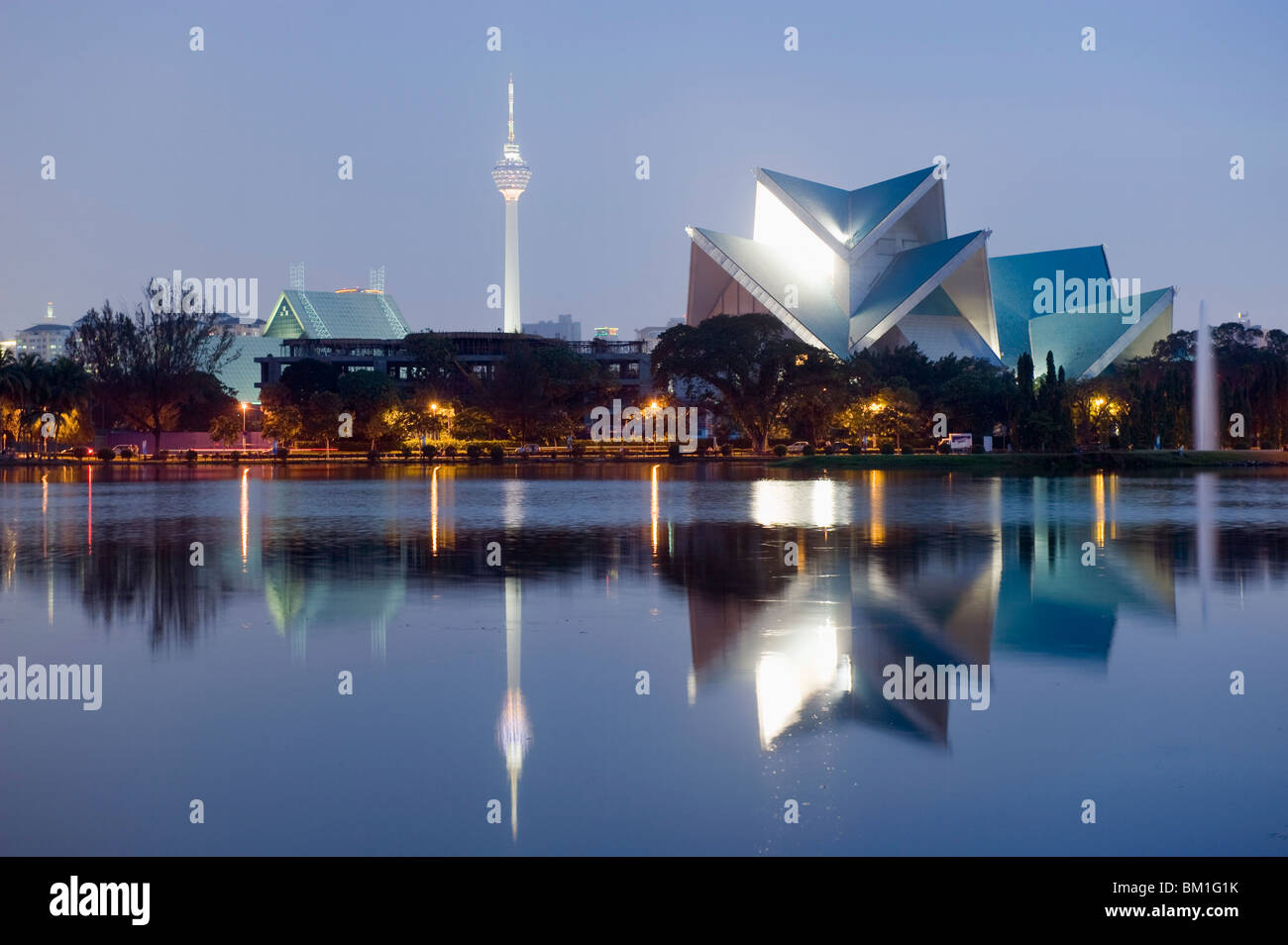 KL Tower und Nationaltheater Istana Budaya, Kuala Lumpur, Malaysia, Südostasien, Asien Stockfoto