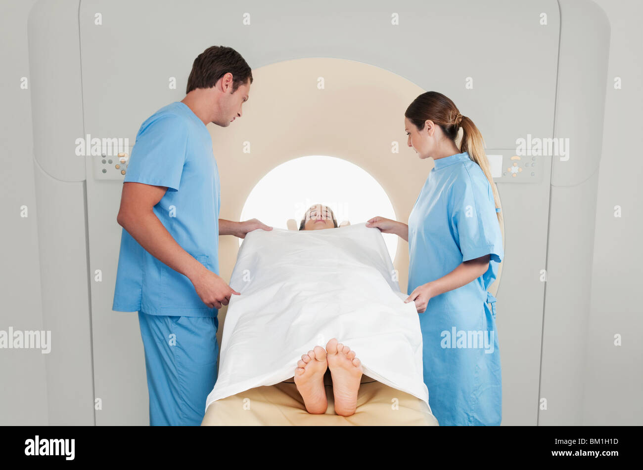 Patienten, die durch eine MRT-Untersuchung Stockfoto