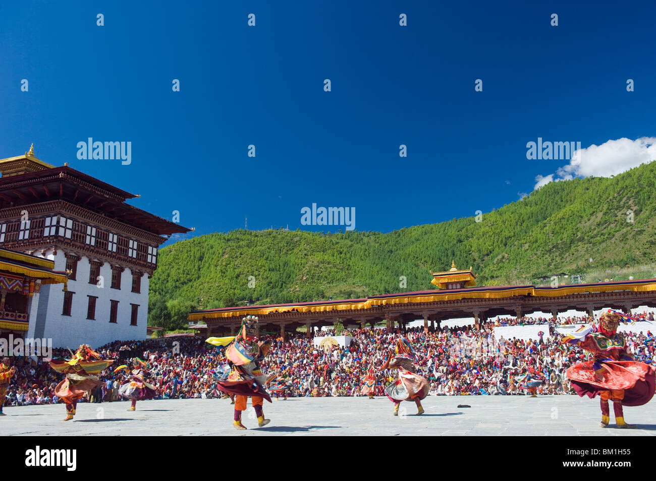 Tänzerinnen in traditionellen Kostümen, Herbst Tsechu (Festival) bei Trashi Chhoe Dzong, Thimpu, Bhutan, Asia Stockfoto