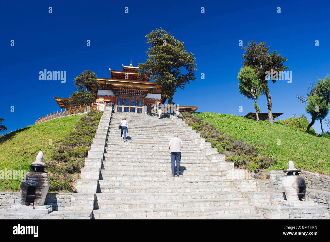 Tempel auf dem Gelände der 108 Chörten Baujahr 2005 zum Gedenken an einen Kampf gegen militante, Dochu La pass, 3140m, Bhutan, Asien Stockfoto