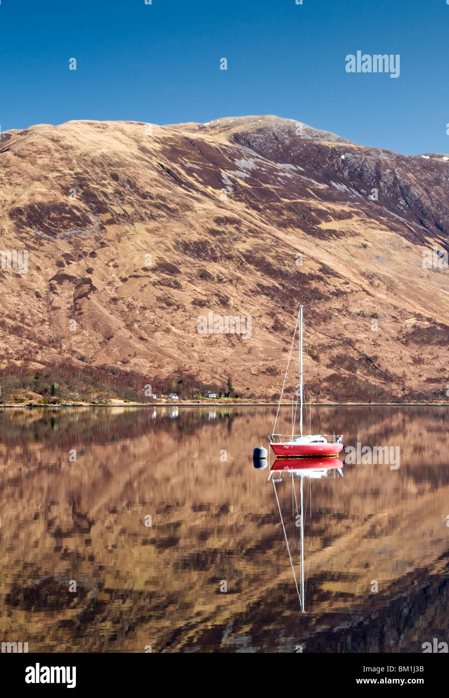 Yacht-perfekt reflektiert in Loch Leven, unterstützt von Mam Na Gualainn, in der Nähe von Ballachulish, Glencoe, Schottisches Hochland, Schottland Stockfoto
