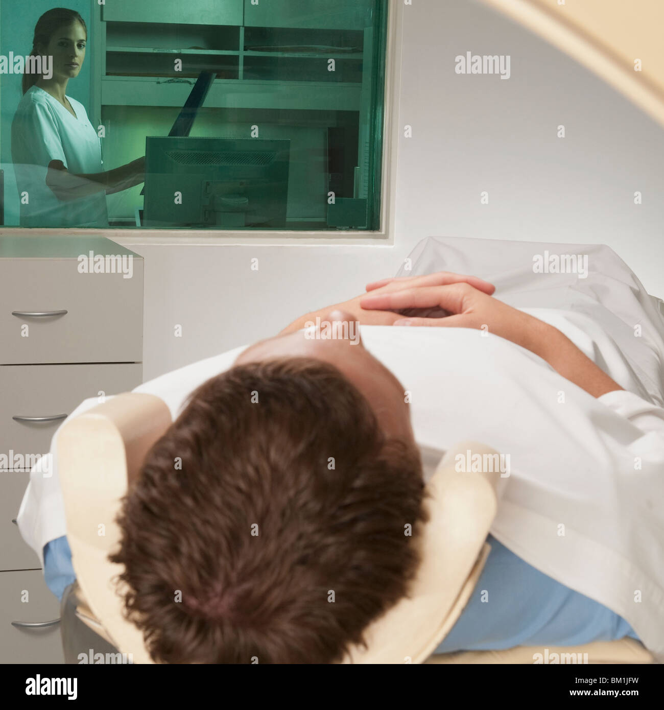 Krankenschwester Untersuchung MRT-Untersuchung eines Patienten Stockfoto