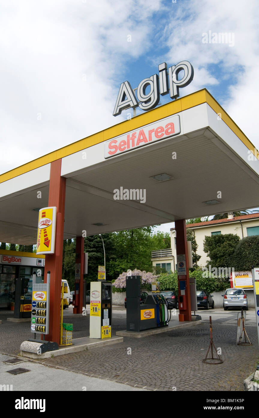 AGIP Tankstelle Stationen Ölen Garage Firma Kette Italien italienische Kraftstoffpumpe Pumpen Pumpen Garagen Unternehmen Marke Namen Stockfoto