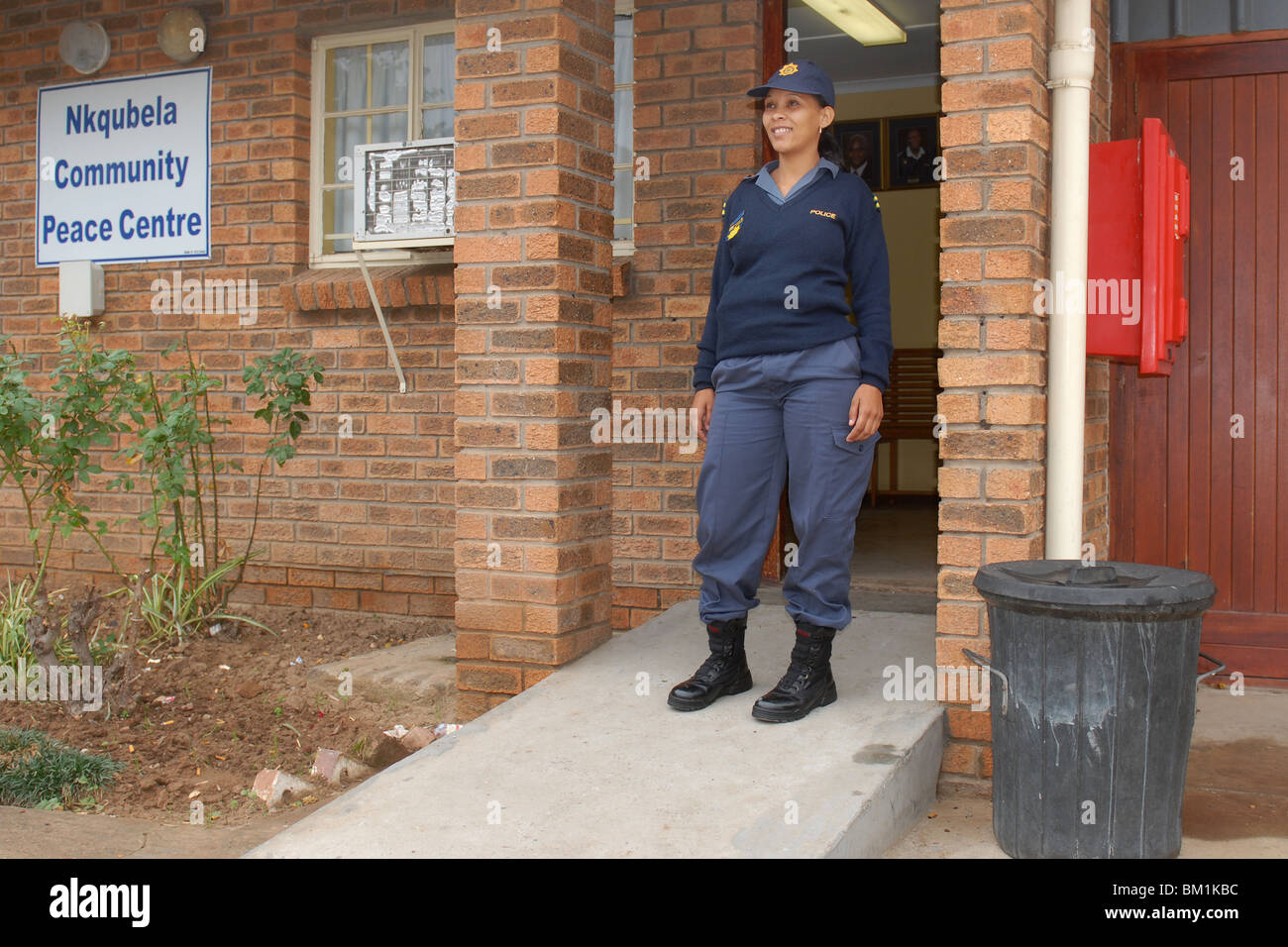 Polizistin der Gemeinde Nquebele in der Nähe von Robertson, Südafrika Stockfoto