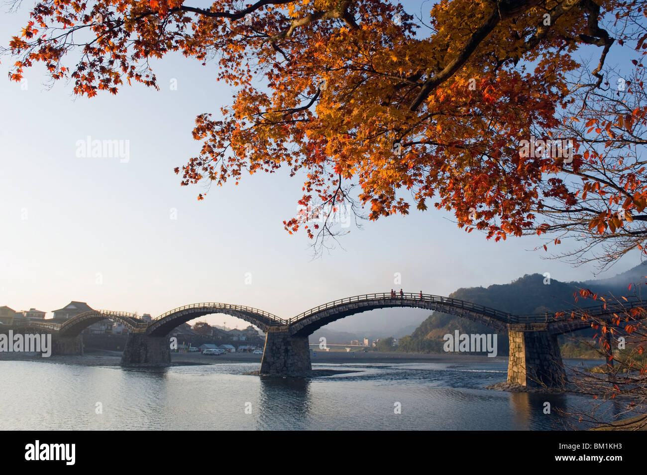 Herbstfärbung bei Kintai-Brücke, Iwakuni, Präfektur Yamaguchi, Japan, Asien Stockfoto