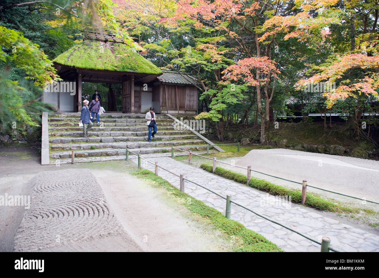 Garten, Herbst Farben Sand und Moos überdeckten Eingang mit Touristen, Honen im Tempel aus dem Jahre 1680, Kyoto, Japan Stockfoto