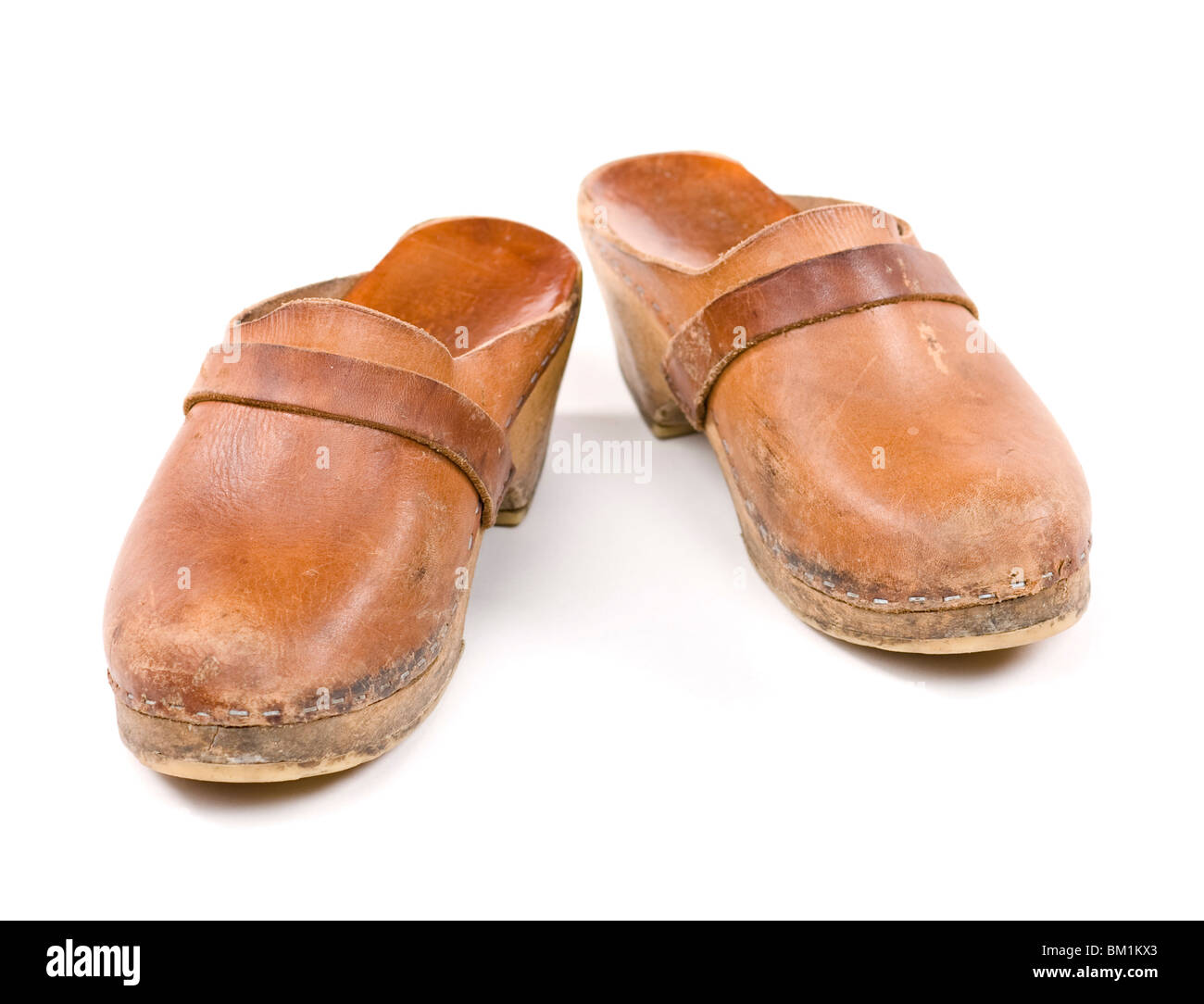 Alte, abgenutzte Vintage Clogs. Isoliert auf weiss. Stockfoto