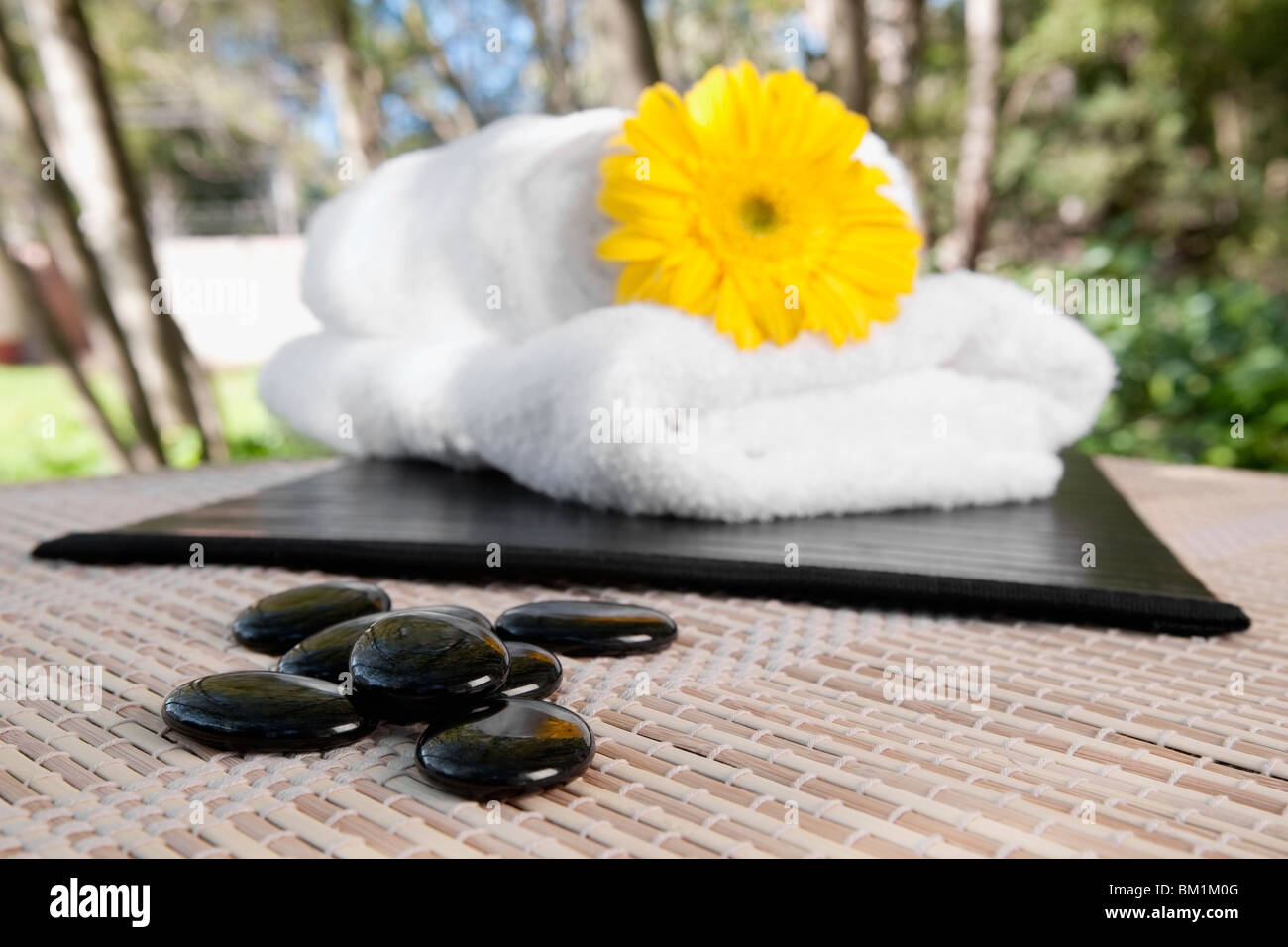 Nahaufnahme der Handtücher mit einer Blume und Kiesel Stockfoto