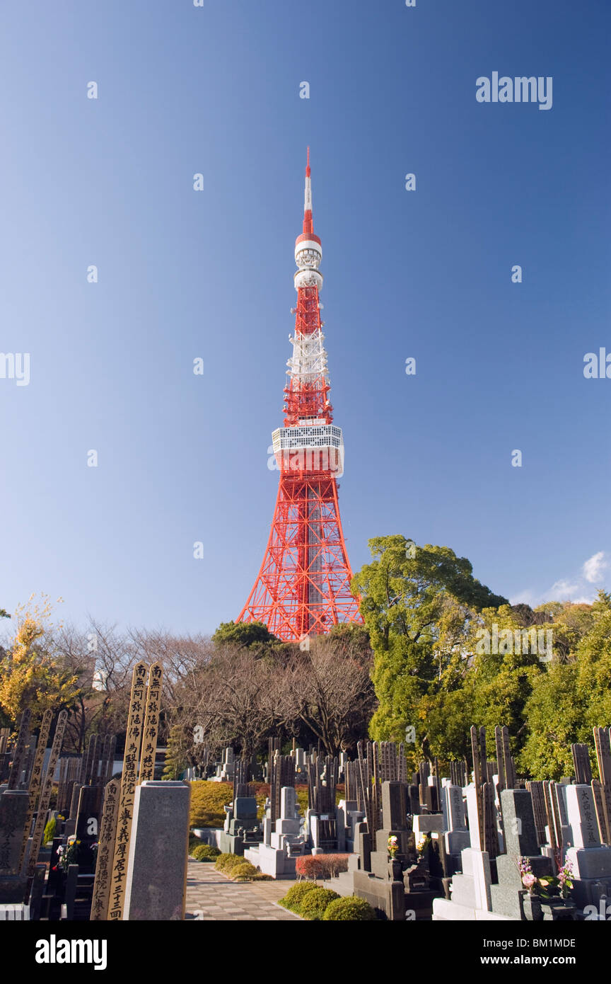 Grabsteine auf dem Friedhof am Zozoji (Zozo Ji) Tempel und Tokyo Tower, Tokyo, Japan, Asien Stockfoto