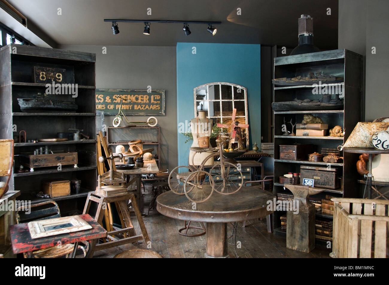 Rue Blaes Straat Brüssel Belgien Flohmarkt in der Nähe von Place de Grandsablon Antiquitätenmarkt Grote Zavel Stockfoto