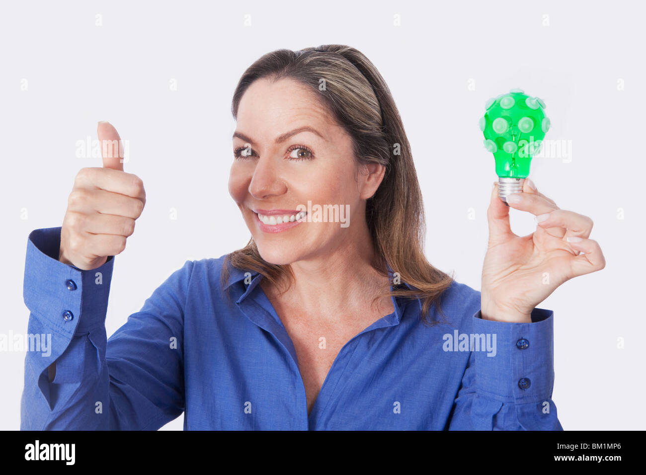 Porträt einer Frau mit einer grün-Glühbirne Stockfoto