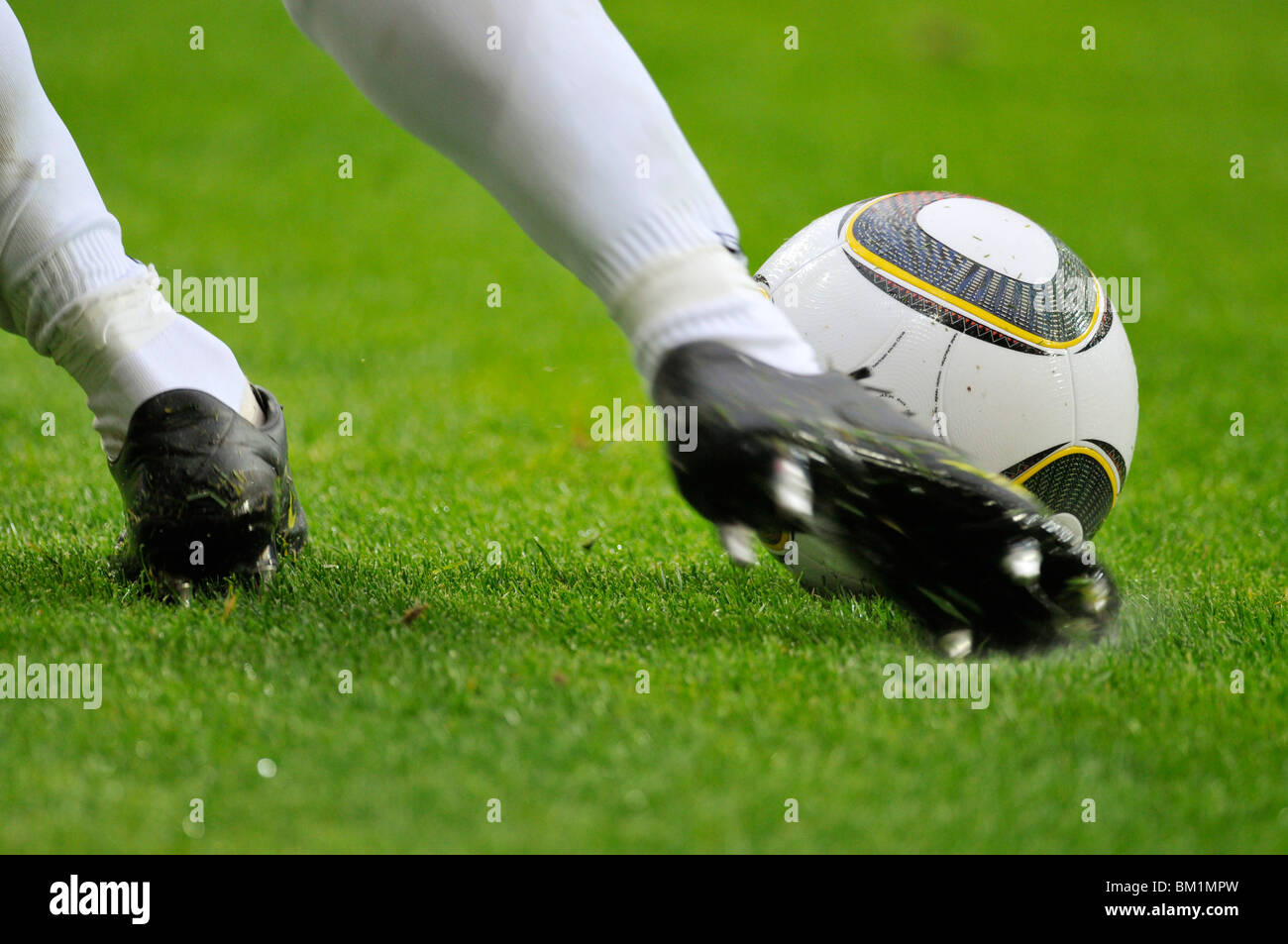 Fußballer kickt Jabulani der offizielle Spielball der FIFA Fußball-Weltmeisterschaft 2010 in Südafrika Stockfoto