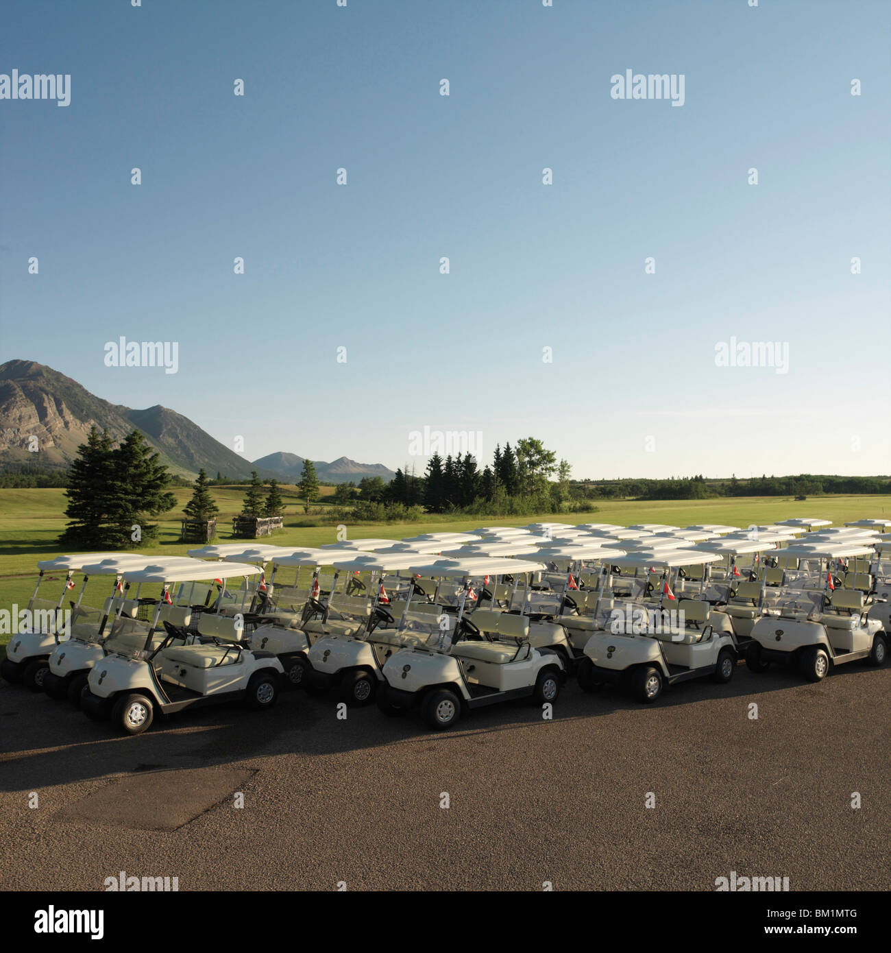 Golf-Carts für Tage nutzen alle geparkten bin früh Waterton Lakes NP Kanada Alberta Stockfoto