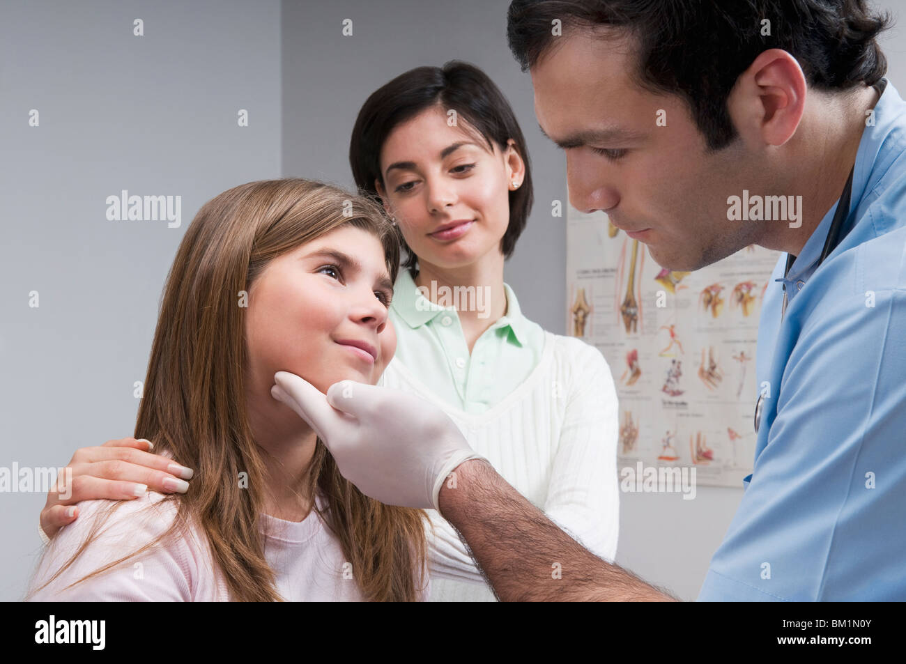 Arzt untersucht eine Mädchen Stockfoto