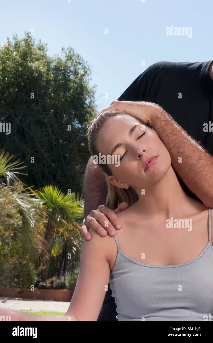 Mann, eine Frau während der Yoga-Praxis zu unterstützen Stockfoto