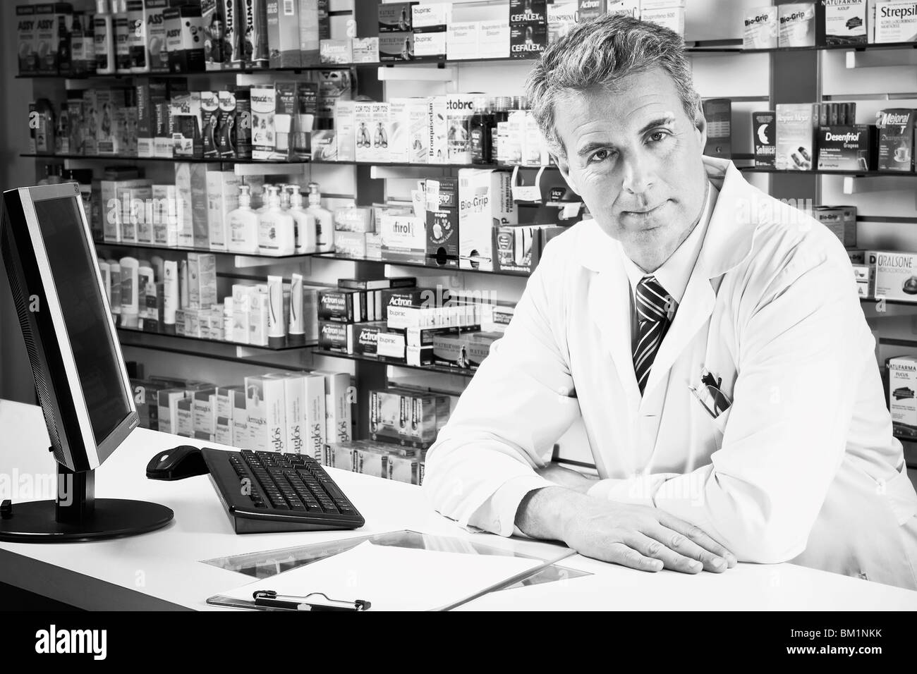 Porträt eines Apothekers sitzen an einer Theke Stockfoto