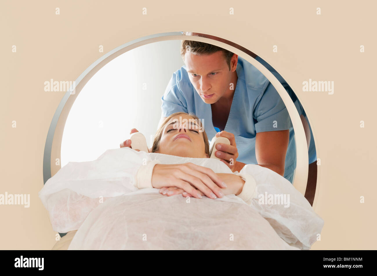 Patienten, die durch eine MRT-Untersuchung Stockfoto