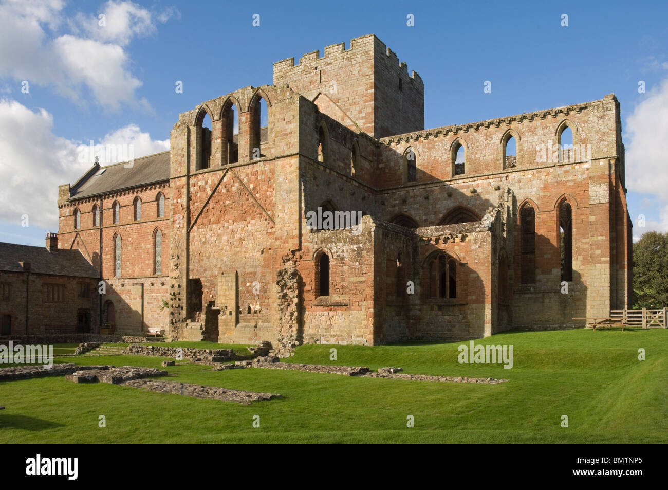 Mit Stein entnommen Lanercost, in der Nähe von Brampton, Cumbria, England, Vereinigtes Königreich, Europa, Hadrian Wall, Lanercost Abbey gebaut Stockfoto