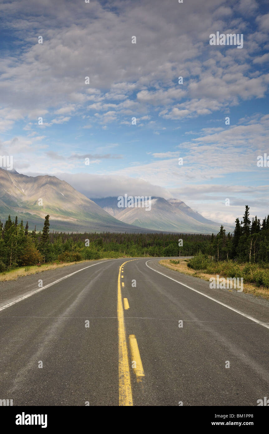 Straße und Dalton Range, Kluane Nationalpark und Reserve, Yukon Territorium, Kanada, Nordamerika Stockfoto