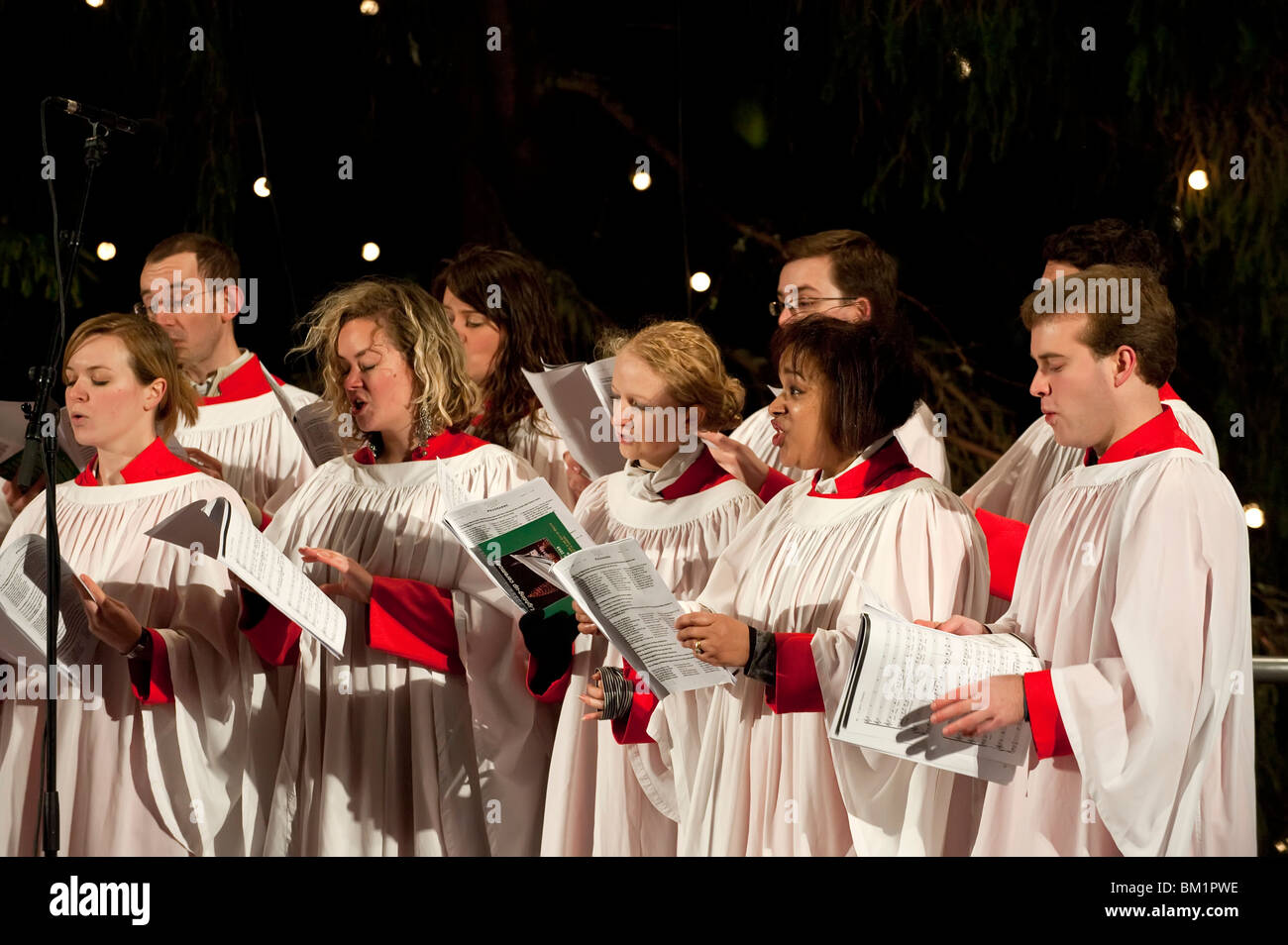 Chor singt Weihnachtslieder bei der Weihnachtsbaum-Beleuchtung-Zeremonie in Trafalgar Square in London Stockfoto