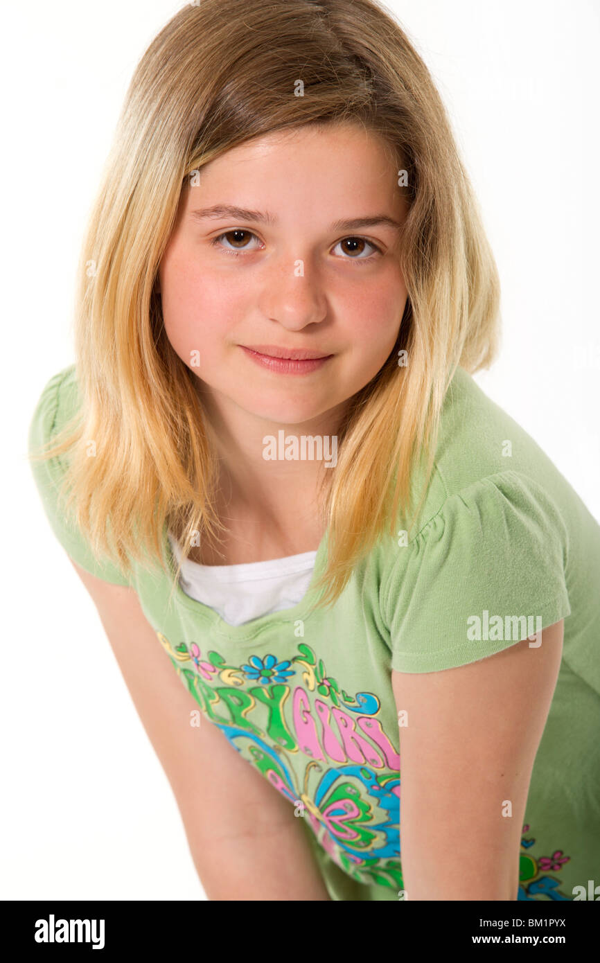 Apretty junges Mädchen schaut in die Kamera. Stockfoto