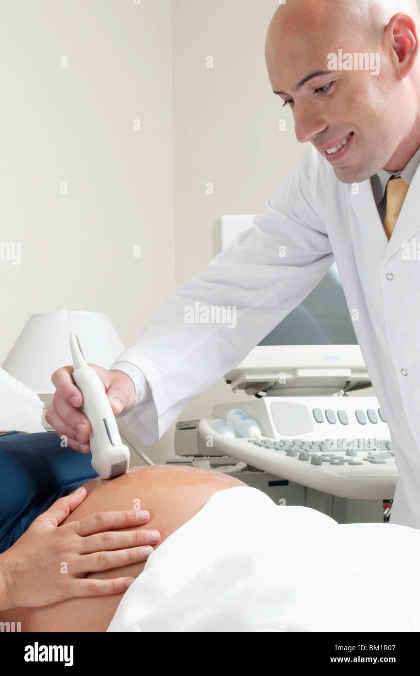 Schwangere Frau geht durch eine Ultraschalluntersuchung Stockfoto