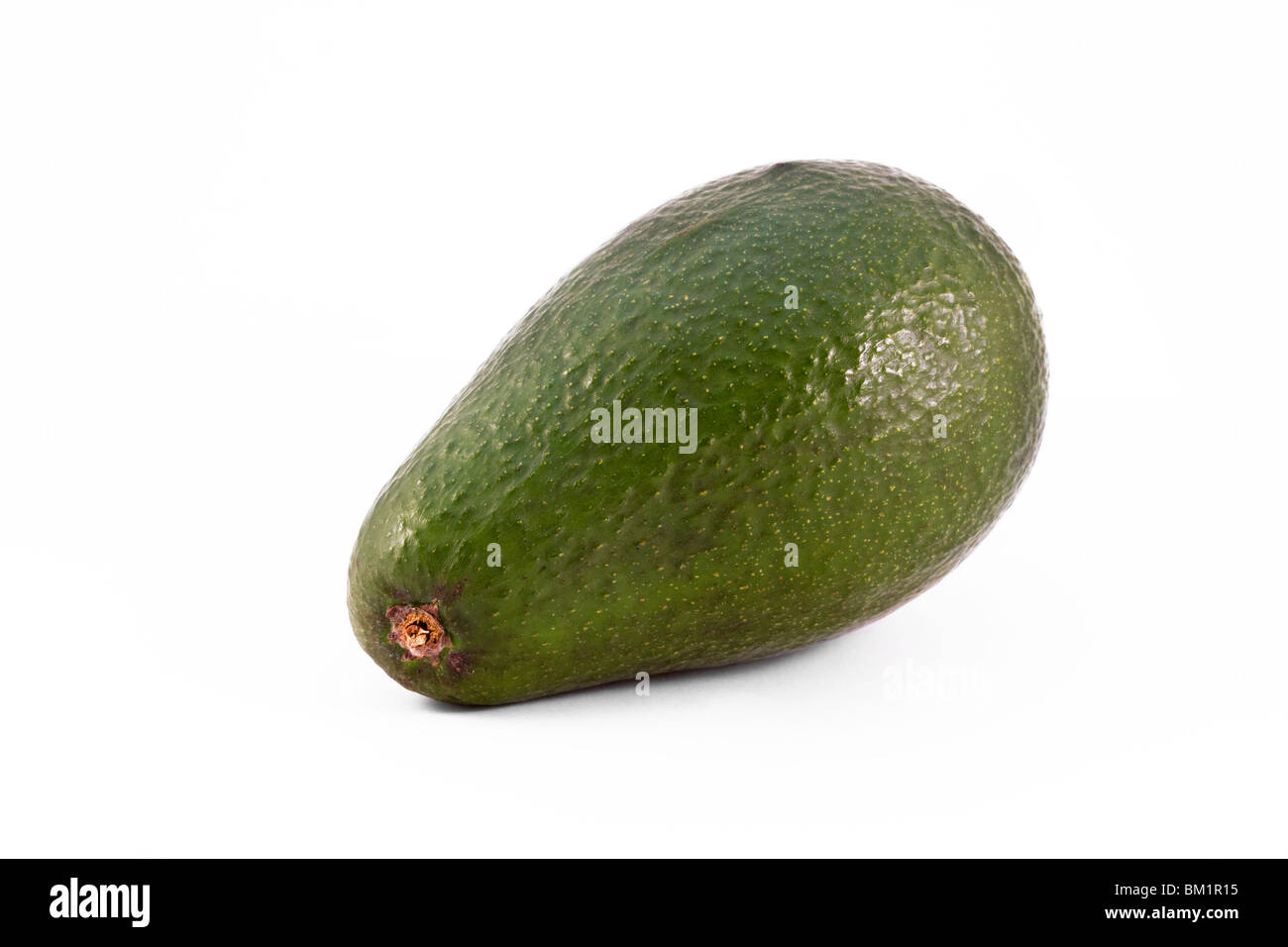 grünen Avocado isoliert auf weißem Hintergrund Stockfoto