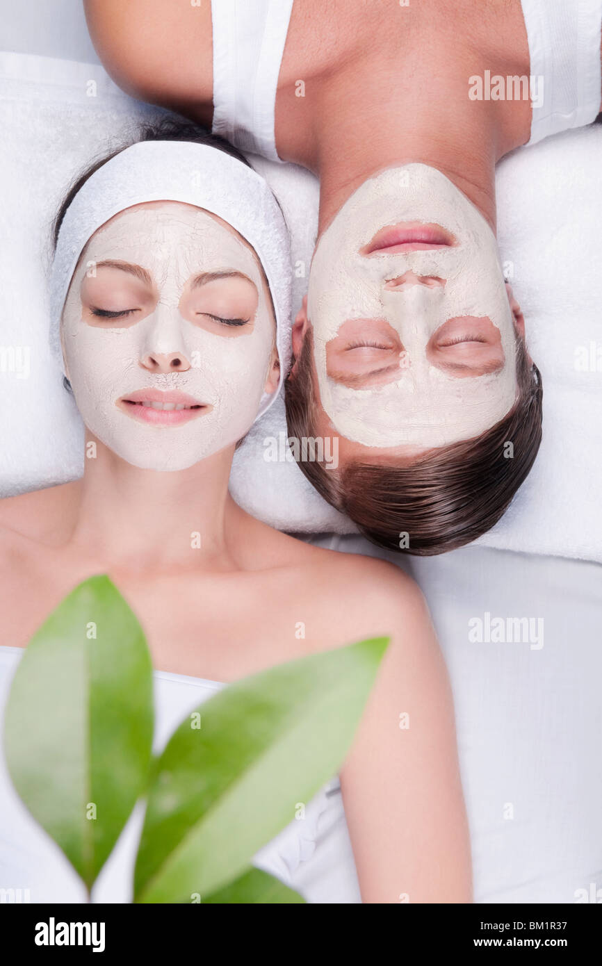 Paar mit Gesichtsmaske auf ihren Gesichtern Stockfoto