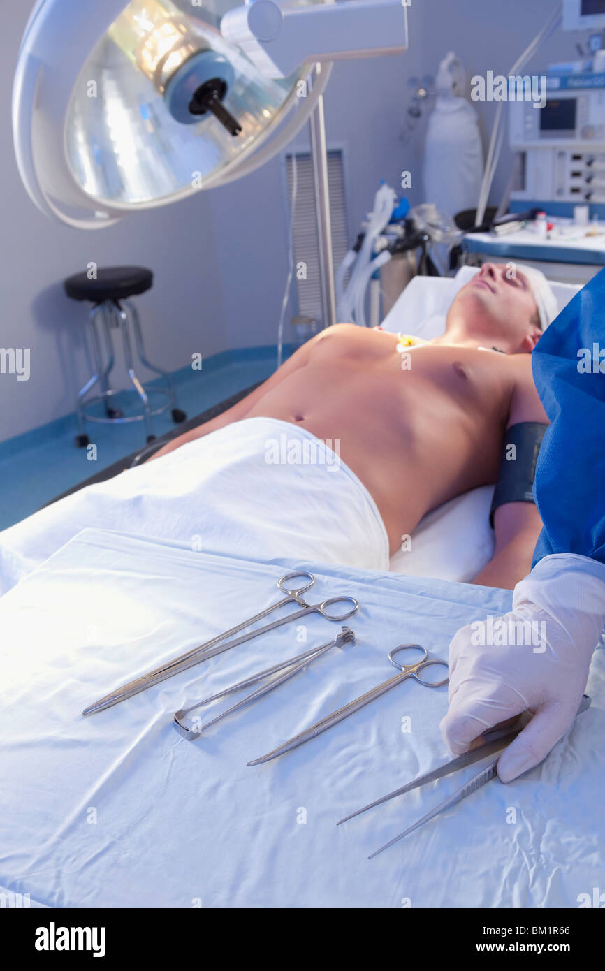 Chirurgen, chirurgische Scheren in einem OP-Saal hält Stockfoto