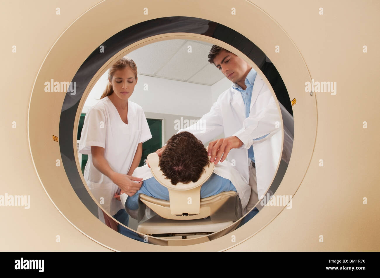 Arzt und Krankenschwester Vorbereitung eines Patienten auf MRI-scan Stockfoto
