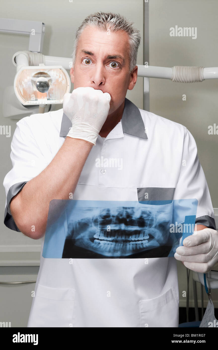Zahnarzt untersuchen einen Röntgen-Bericht Stockfoto