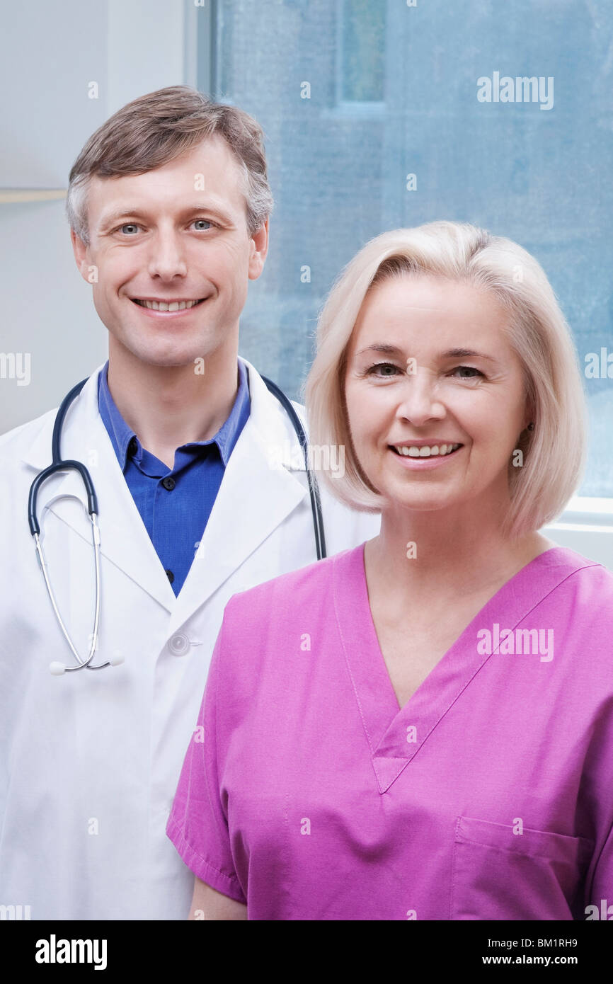 Arzt und eine Krankenschwester lächelnd Stockfoto