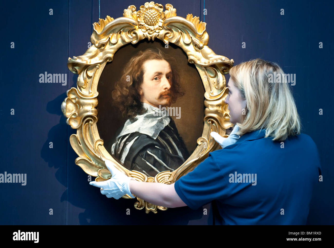 Eine Sotheby's-Mitarbeiter vor einer wichtigen Arbeit von Sir Antony van Dyck Stockfoto