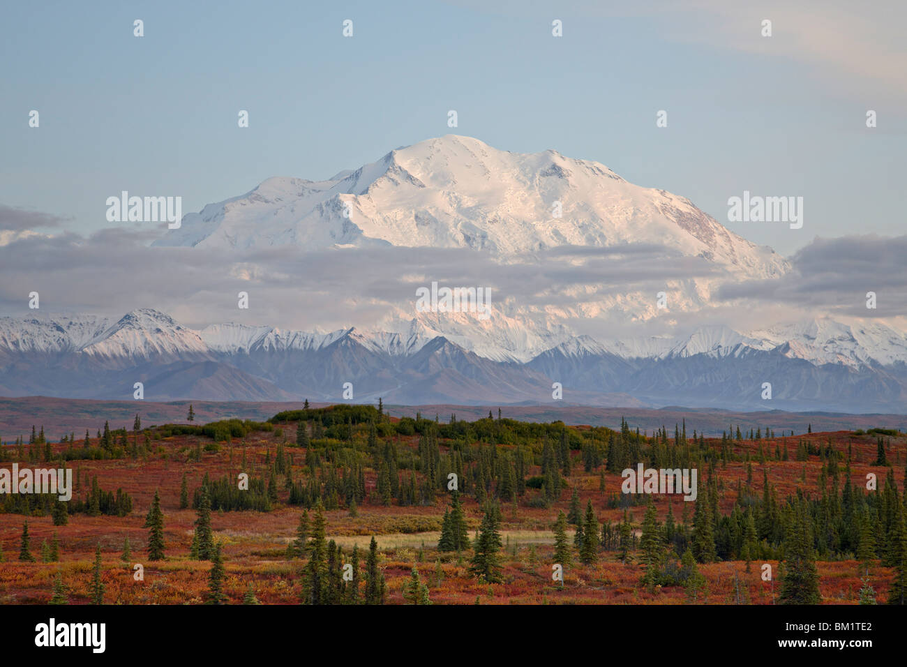 Mount McKinley (Denali Mount) bei Sonnenuntergang im Herbst, Denali Nationalpark und Reservat, Alaska, Vereinigte Staaten von Amerika Stockfoto