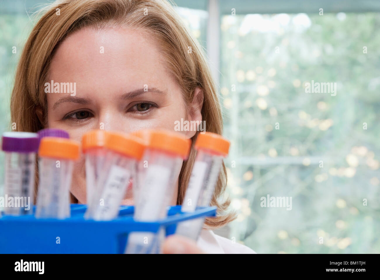 Ärztin, medizinische Proben in einem Labor hält Stockfoto