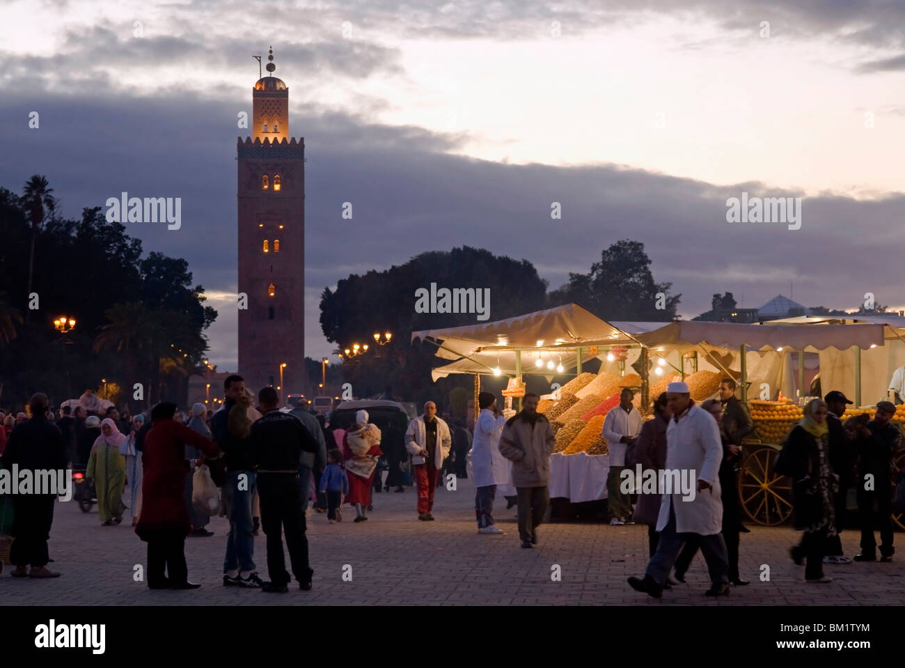 Obst-Verkäufer, Place Djemaa El Fna (Djemaa El Fna), UNESCO-Weltkulturerbe, Marrakesch (Marrakech), Marokko, Afrika Stockfoto