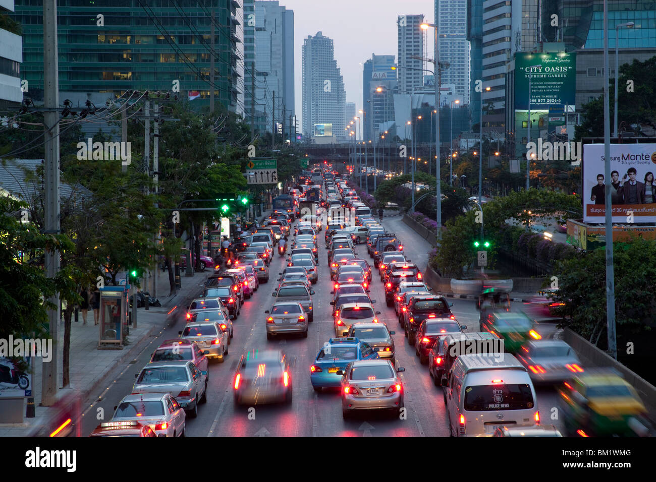 Abend-Feierabendverkehr auf der Sathon Road in Bangkok. Stockfoto