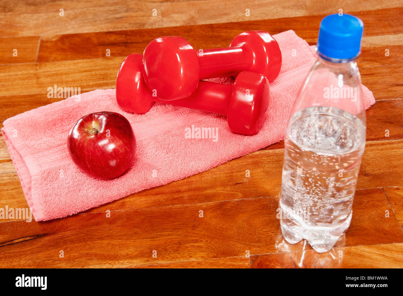 Wasserflasche mit Apfel und Hanteln Stockfoto