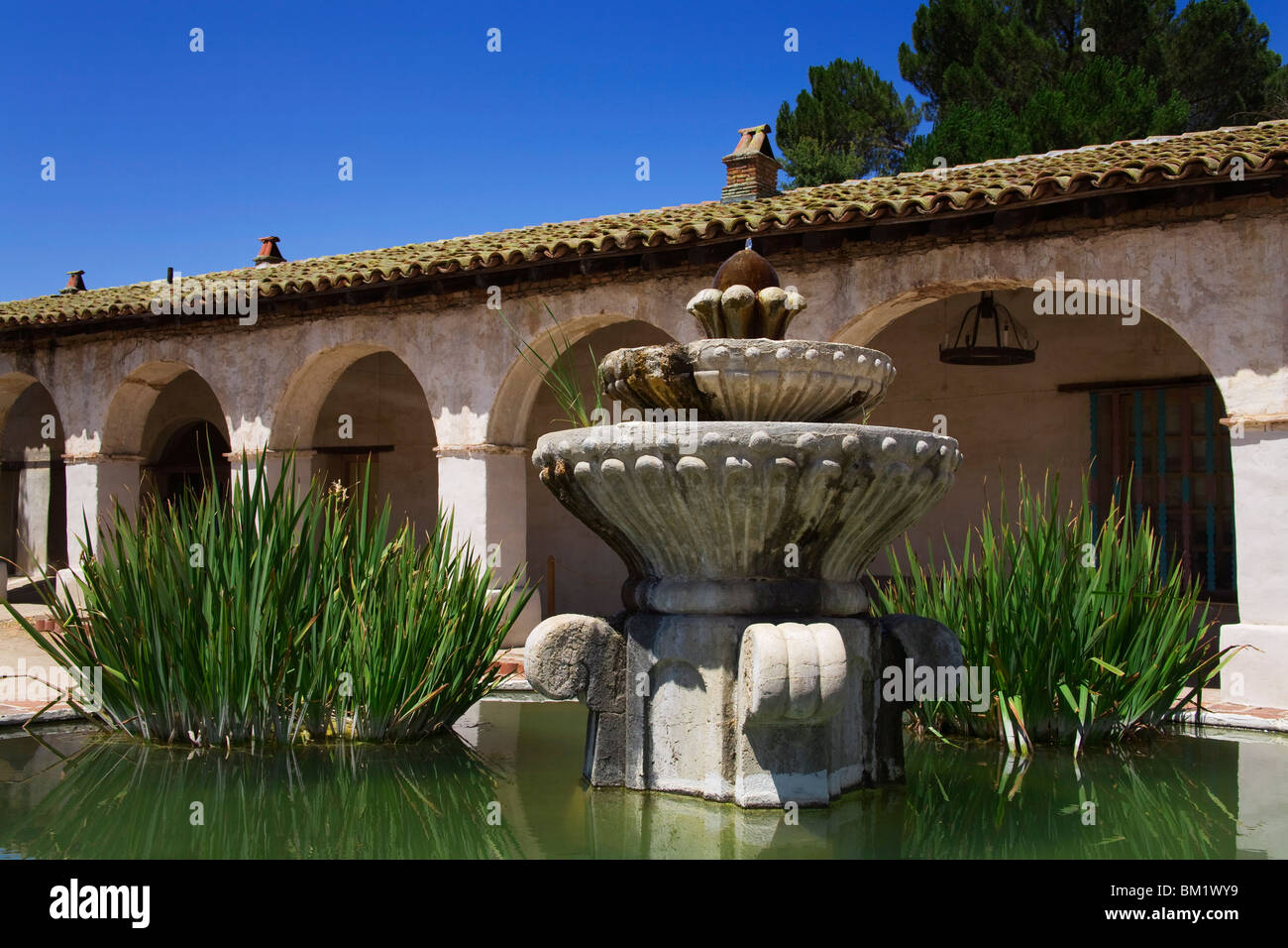 Hof-Brunnen, Mission San Miguel Arcangel, San Miguel, Kalifornien, Vereinigte Staaten von Amerika, Nordamerika Stockfoto