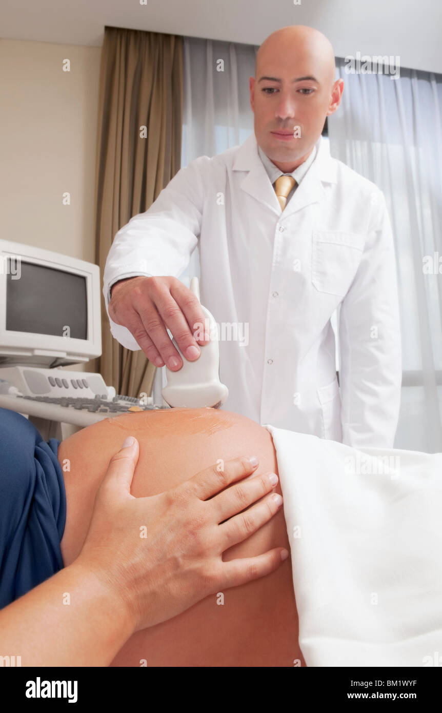 Schwangere Frau geht durch eine Ultraschalluntersuchung Stockfoto