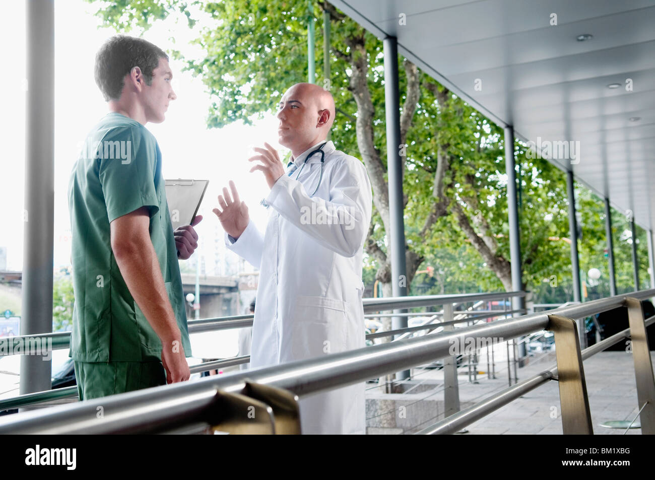 Arzt im Gespräch mit einem Krankenpfleger Stockfoto