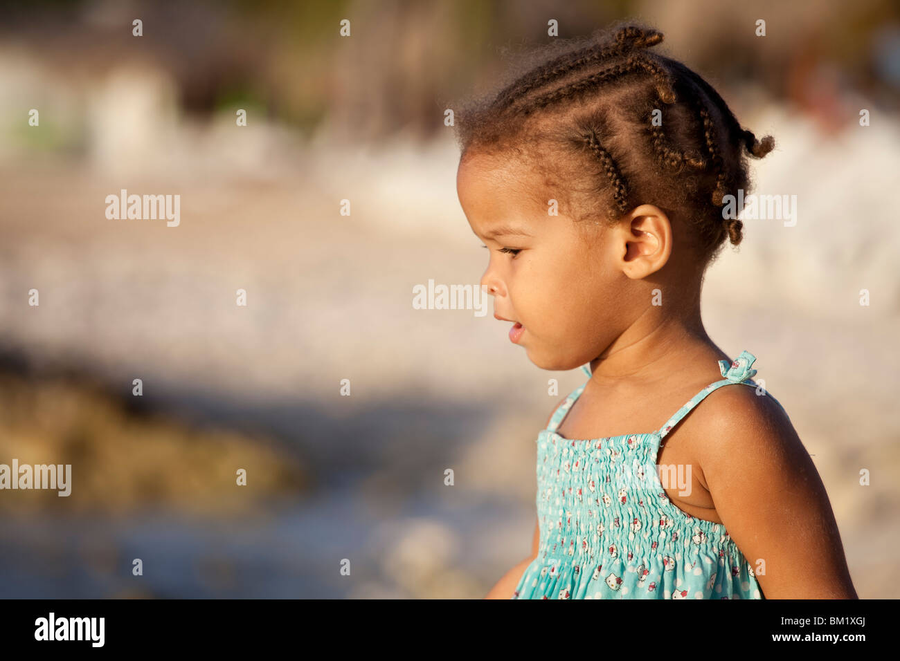 Ein kleines Bonarian Kind, spielen am Wasser im Plaza Resort in Bonaire, Niederländische Antillen. Stockfoto
