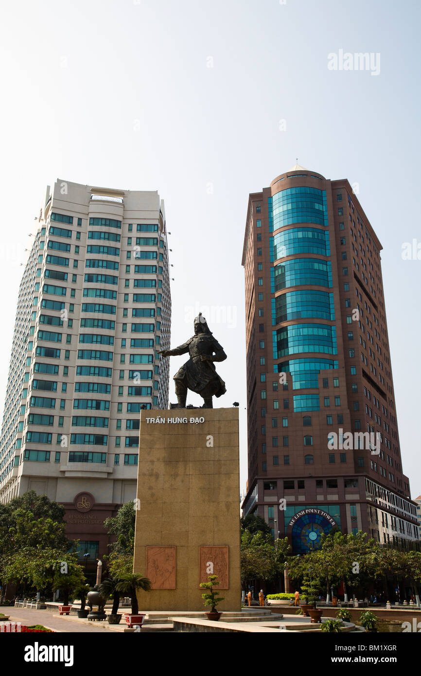 Statue von Tran Hung Dao und modernen Gebäuden im Dong Khoi Gebiet von Ho-Chi-Minh-Stadt Stockfoto