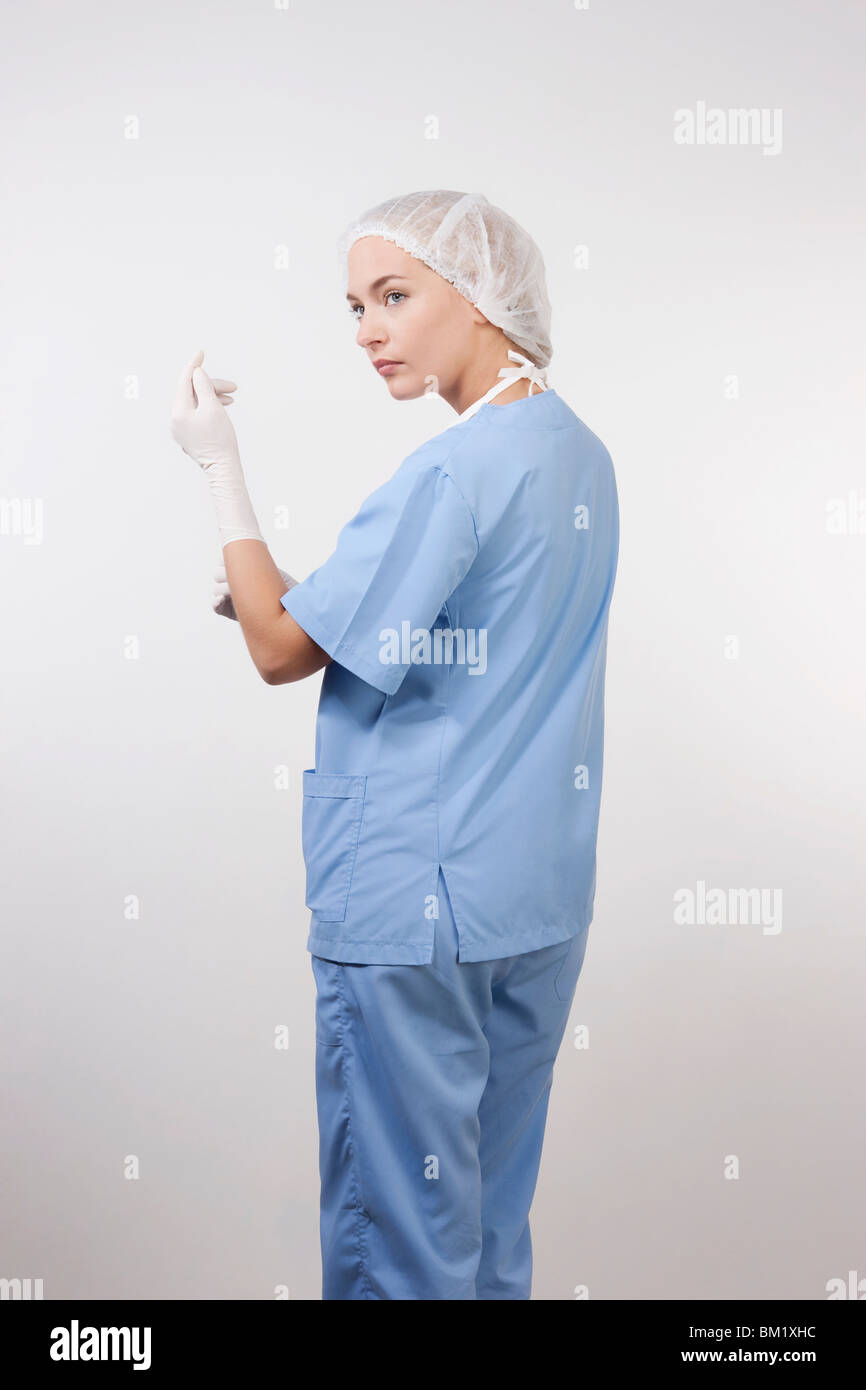 Nahaufnahme eines weiblichen Chirurgen, OP-Handschuhe tragen Stockfoto