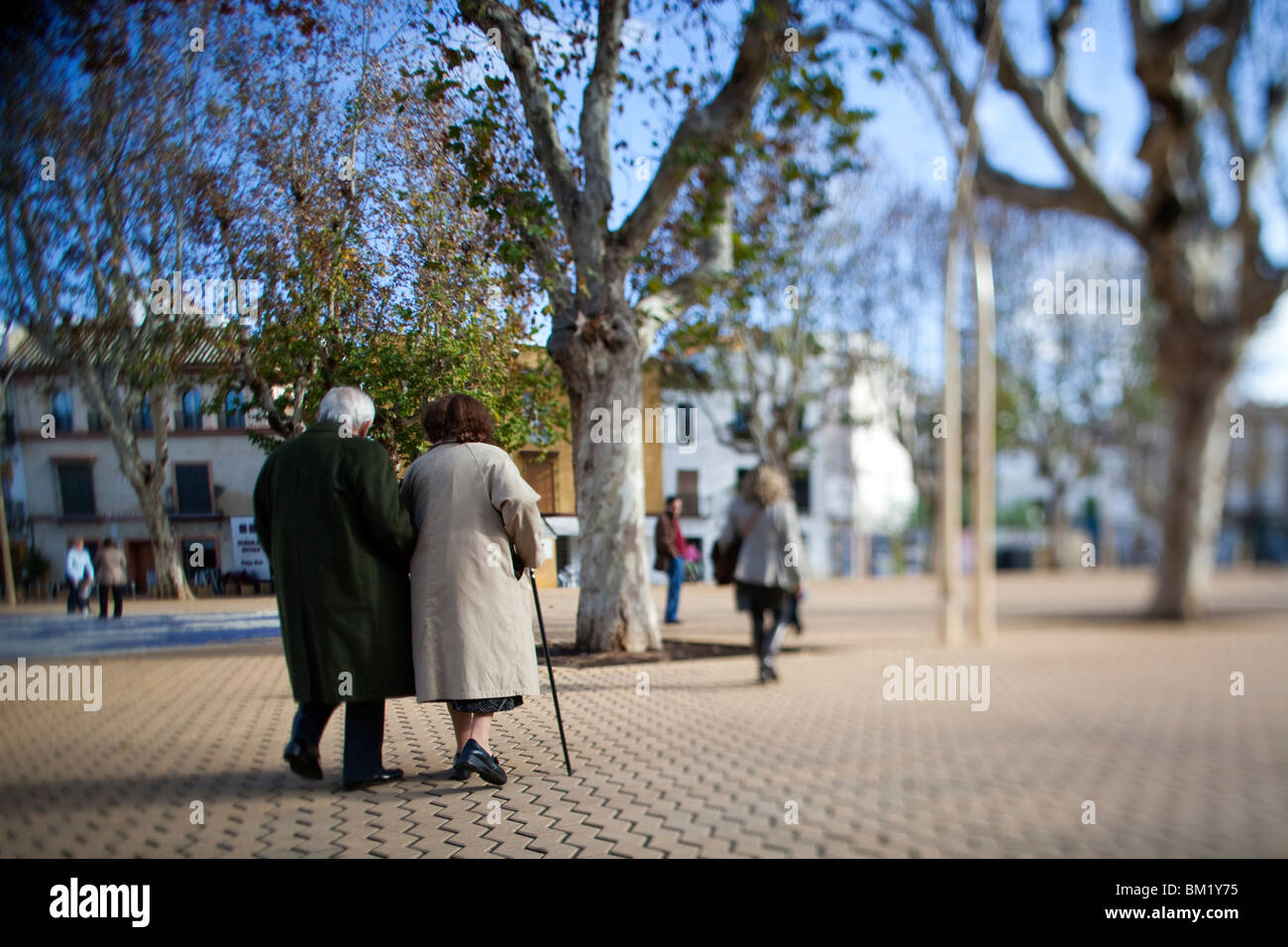 Älteres Ehepaar Wandern, Alameda de Hercules eckig, Sevilla, Spanien. Geneigte Objektiv für geringere Schärfentiefe. Stockfoto