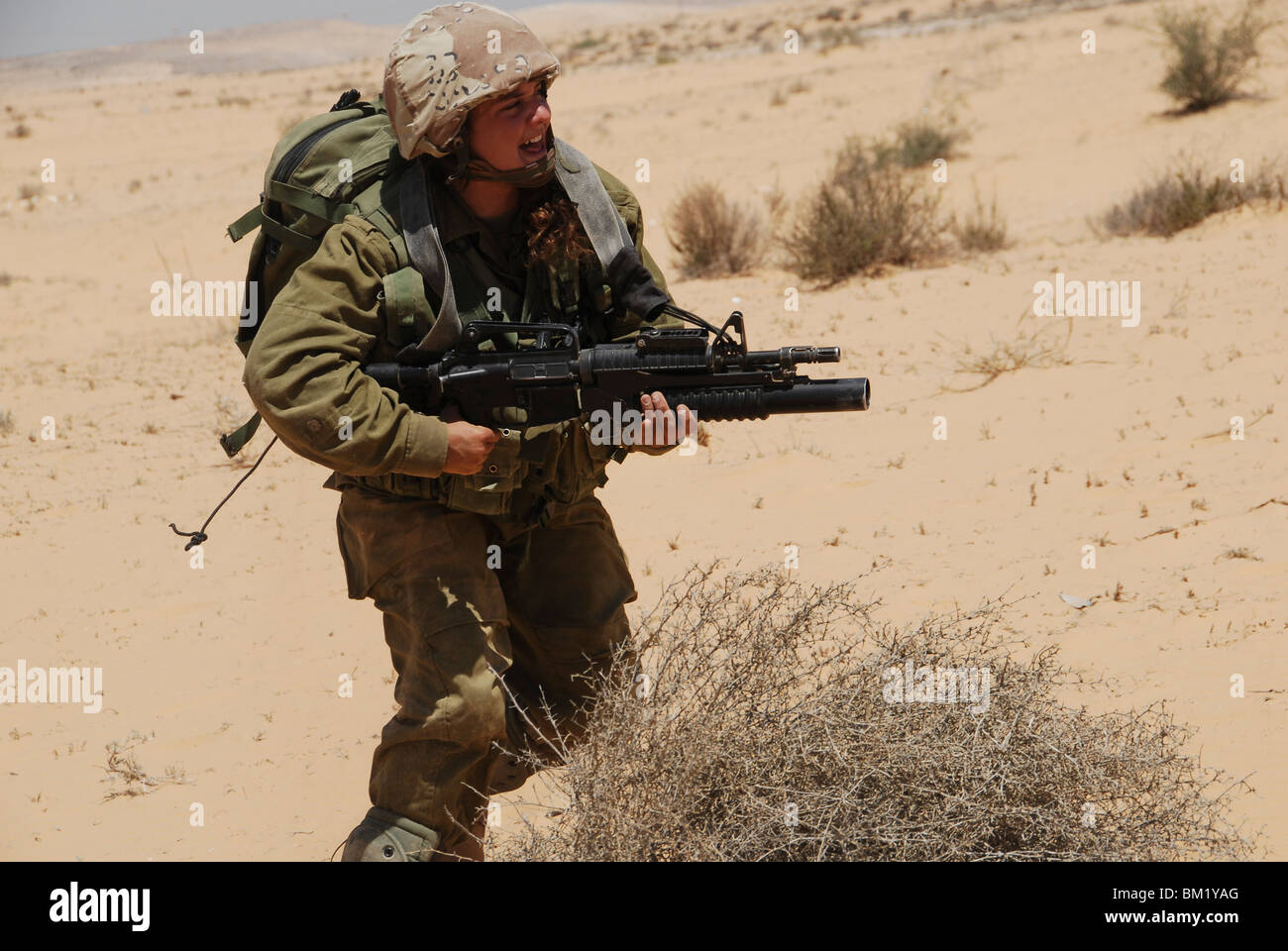 Weibliche israelische Infanteristen, die Ausbildung in der Wüste Stockfoto