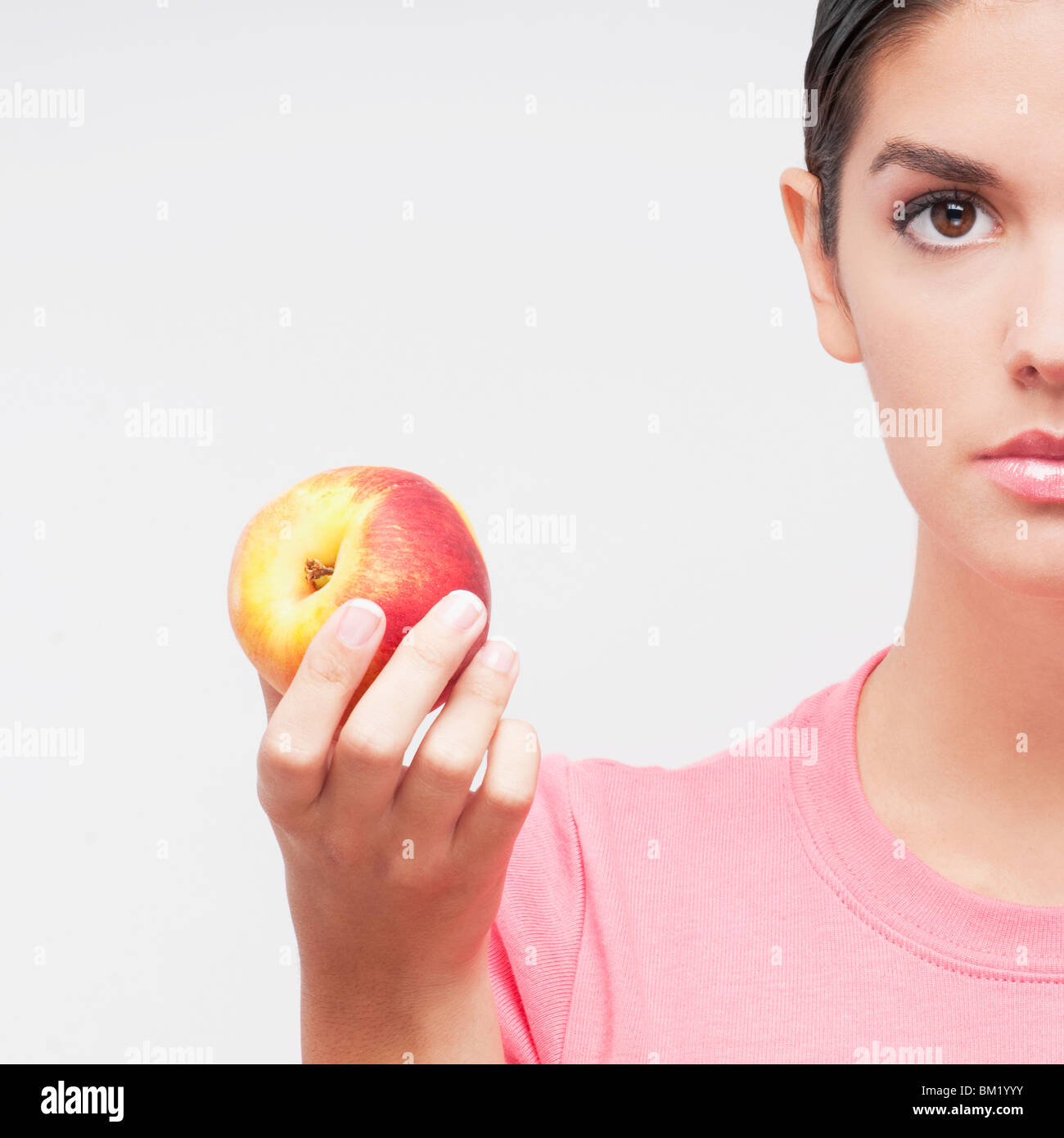 Nahaufnahme einer Frau mit einem Pfirsich Stockfoto