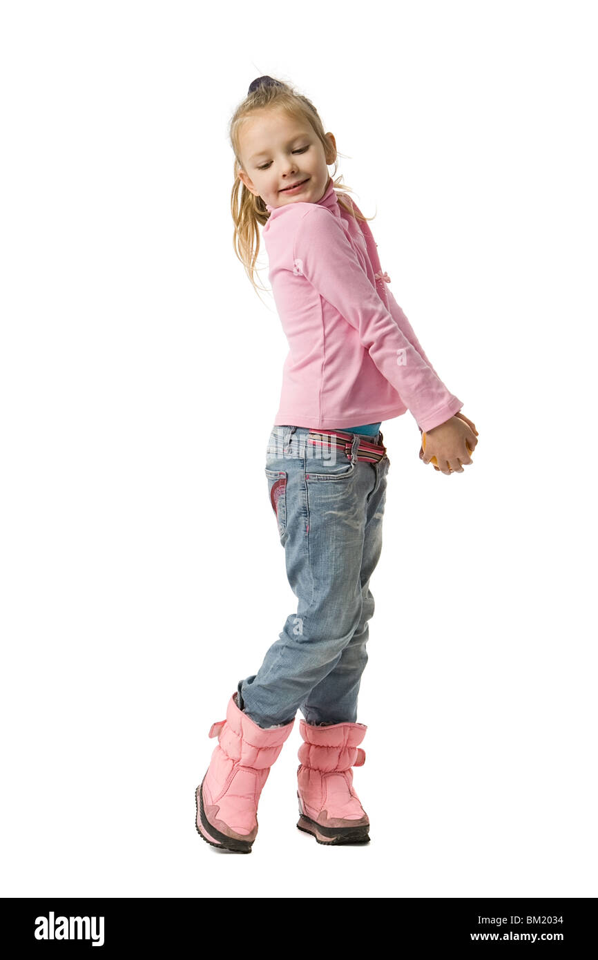 Schöne kleine kokette Mädchen in Rosa Kleidung und Jeans, isoliert auf weiss Stockfoto